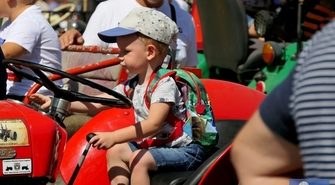 „Myśmy to wszystko na gospodarstwie mieli”. Zlot starych ciągników w Wilkowicach