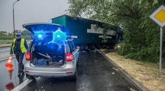 Droga krajowa nr 32 zablokowana przez ciężarówkę, która wpadła w poślizg