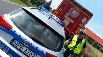 Przez wybitą szybę wyskoczył kierowca, który na widok policjantów zaczął uciekać