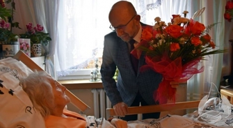 Z życzeniami u stulatki