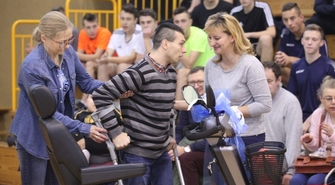 Skuter inwalidzki dla Łukasza. Nie zauważają tylko problemów, ale je rozwiązują