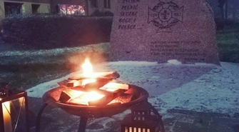 Harcerze przekazują światło z Betlejem