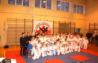 Sukcesy dzieci z Wijewa w turnieju karate w Kaszczorze