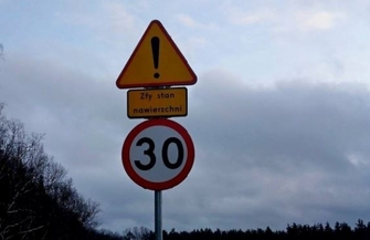 Kierowco zwolnij. Zły stan nawierzchni drogi do Czerlejewa