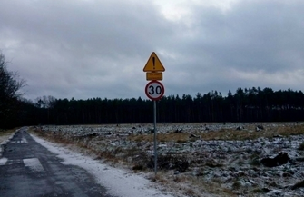 Kierowco zwolnij. Zły stan nawierzchni drogi do Czerlejewa