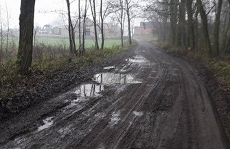 Kierowco zwolnij. Zły stan nawierzchni drogi do Czerlejewa