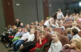 Rybki i Biedronki na spektaklu Plastusiowy pamiętnik