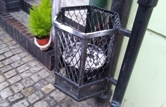 Puste śmietniki na Starym Mieście