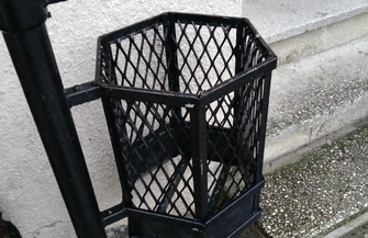 Puste śmietniki na Starym Mieście