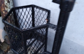 Puste śmietniki na Starym Mieście