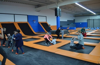 Skakanie jest tym co Kotki Skrzaty Jeże a nawet Skowronki lubią najbardziej