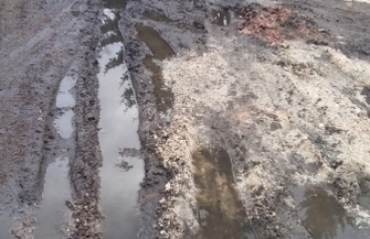 Mieszkańcy ulicy Dworcowej Brniemy w błocie