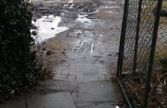 Mieszkańcy ulicy Dworcowej Brniemy w błocie