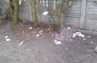 Mieszkaniec ulicy Zacisze od lat interweniuje w sprawie zaśmiecania terenu przed jego domem