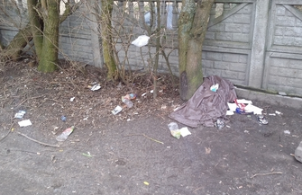 Mieszkaniec ulicy Zacisze od lat interweniuje w sprawie zaśmiecania terenu przed jego domem