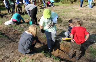 Harcerze wzięli udział w akcji sadzenia lasu