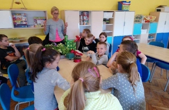 Uczniowie poznawali ciekawy fach florystki