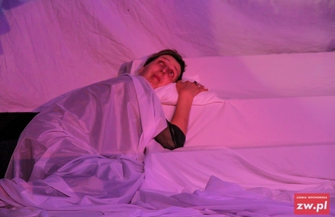 Gorzka opowieść o człowieku w spektaklu Witamy we wSPAniałym świecie