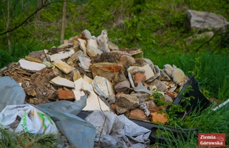 Spory problem dzikich wysypisk w gminie Niechlów