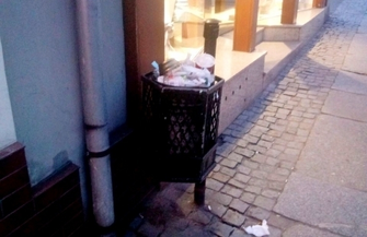 Sobota i niedziela. Przepełnione kosze na głównych ulicach miasta