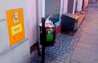 Sobota i niedziela. Przepełnione kosze na głównych ulicach miasta