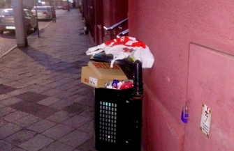 Sobota i niedziela. Przepełnione kosze na głównych ulicach miasta