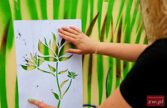 Rozbudzić marzenia. Stworzyli mural podczas plastycznego happeningu