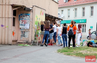 Rozbudzić marzenia. Stworzyli mural podczas plastycznego happeningu