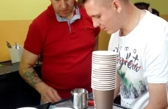 Zakończyli kurs kelner-barman