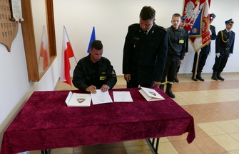Ślubowanie dwóch strażaków w KP PSP w Górze
