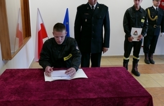 Ślubowanie dwóch strażaków w KP PSP w Górze