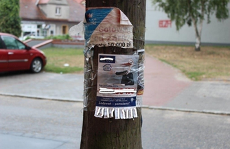 Kto pozwolił chwilówkom oklejać słupy i rynny