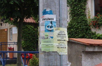 Kto pozwolił chwilówkom oklejać słupy i rynny