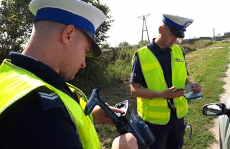 Przez wybitą szybę wyskoczył kierowca który na widok policjantów zaczął uciekać