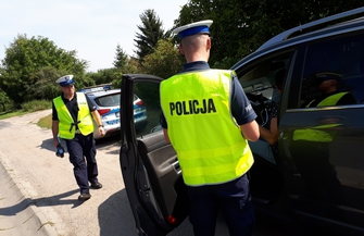 Przez wybitą szybę wyskoczył kierowca który na widok policjantów zaczął uciekać