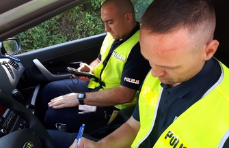 Przez wybitą szybę wyskoczył kierowca który na widok policjantów zaczął uciekać