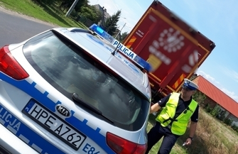 Przez wybitą szybę wyskoczył kierowca który na widok policjantów zaczął uciekać