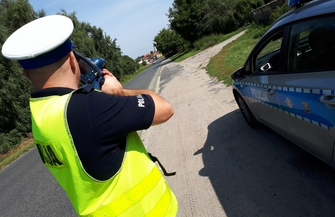 Przez wybitą szybę wyskoczył kierowca który na widok policjantów zaczął uciekać