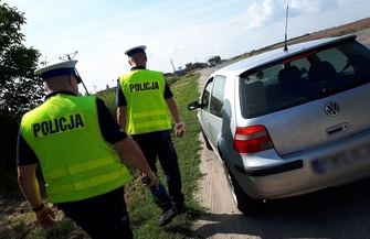 Przez wybitą szybę wyskoczył kierowca który na widok policjantów zaczął uciekać