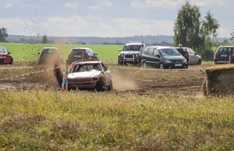 Ryk silników nad Sławą