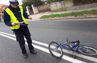 10-latek trafił do szpitala. Chciał przejść na drugą stronę drogi