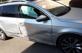 Kierowca volksvagena podczas wyprzedzania uderzył w osobowego opla