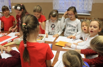 Twórcze działania w barwach biało czerwonych w Domu Kultury w Ciosańcu