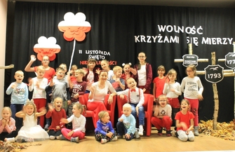 Twórcze działania w barwach biało czerwonych w Domu Kultury w Ciosańcu