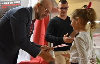 Wzbogacili wystawę swoimi pracami