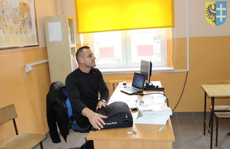 Uczniowie realizują kurs kierowca wózków widłowych