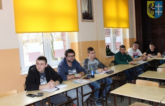 Uczniowie realizują kurs kierowca wózków widłowych