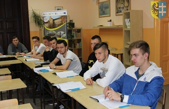 Uczniowie realizują kurs kierowca wózków widłowych