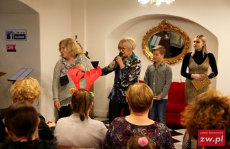 Wspólne strojenie choinki i kolędowanie