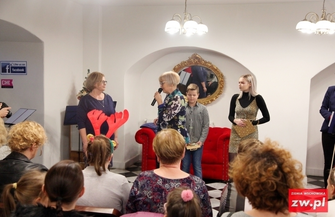 Wspólne strojenie choinki i kolędowanie